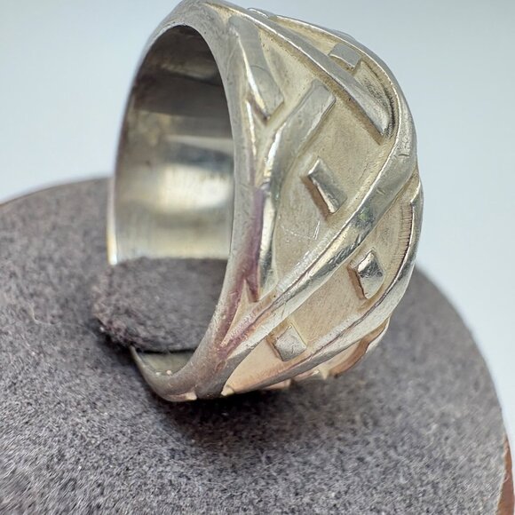 VTG Sterling Silver 925 Interlocking Knot Design Textured Band Ring Size 8.25 - Picture 2 of 11